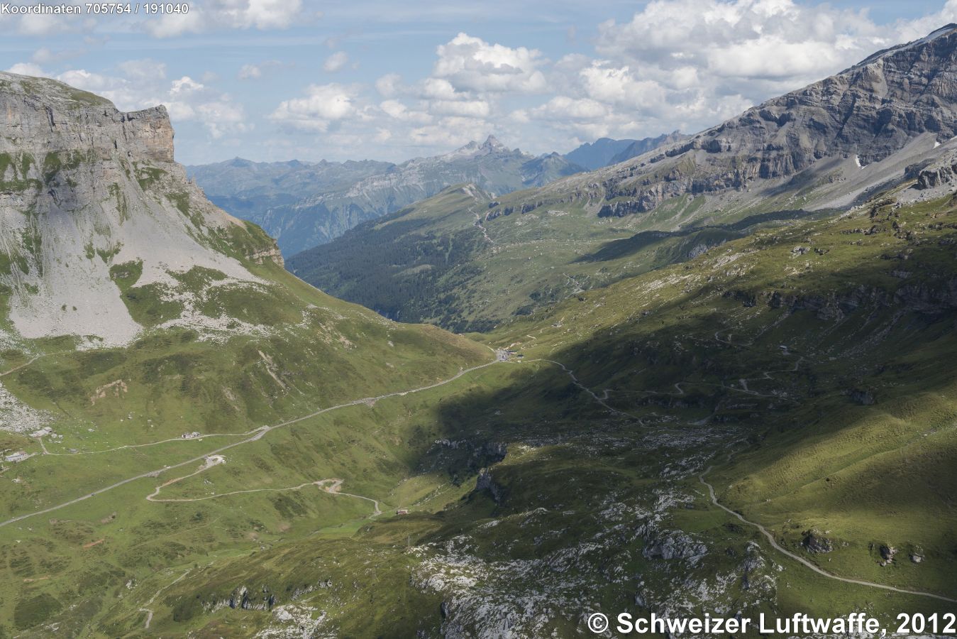 Blick zur Passhöhe (Bildmitte) Richtung NE. Kamera-Standort: Position 2'705'785.08, 1'191'243.07